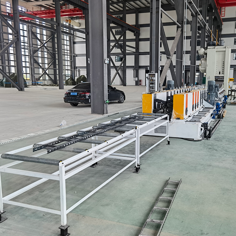 Máquina formadora de bandejas de cables tipo escalera integrada