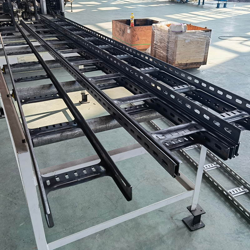 Máquina formadora de bandejas de cables tipo escalera integrada