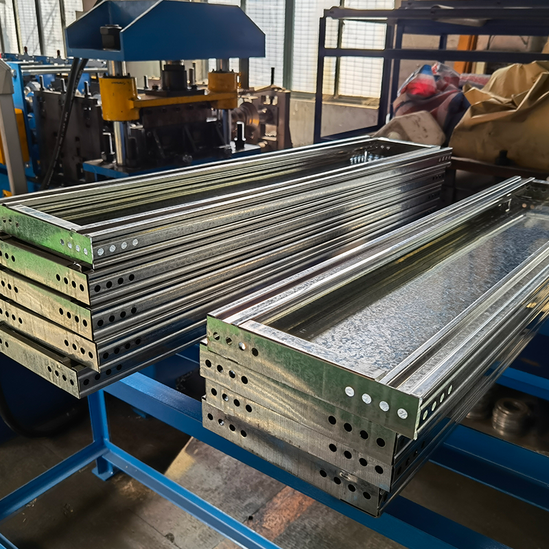 Máquina formadora de rollos de paneles de estanterías y estanterías
