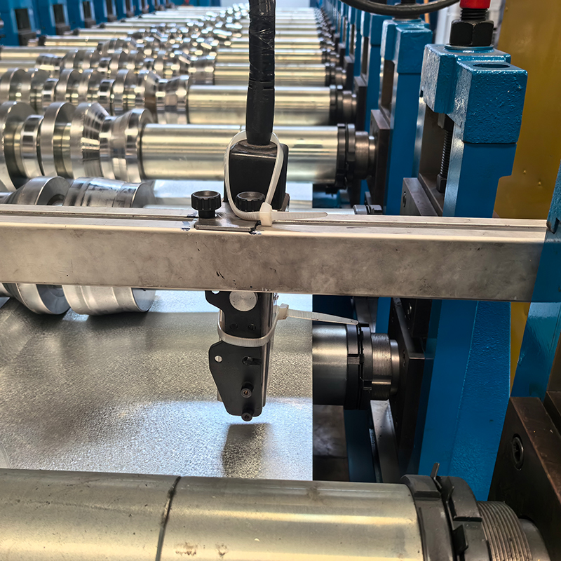 Máquina formadora de rollos para cubiertas de pisos
