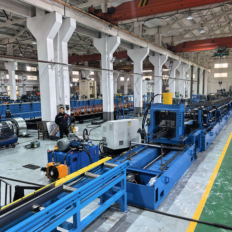 Máquina formadora de rollos de postes solares