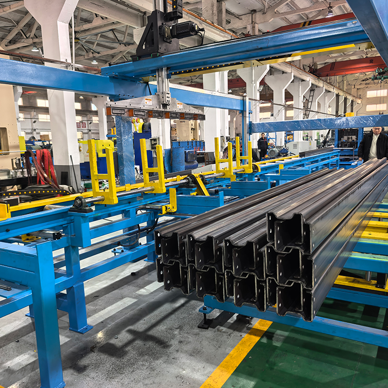 Máquina formadora de rollos de postes solares