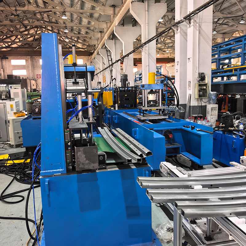 Máquina formadora de rollos de vigas anticolisión