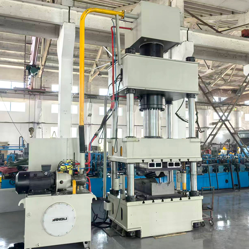 Máquina formadora de rollos de estampado curvo con barandilla
