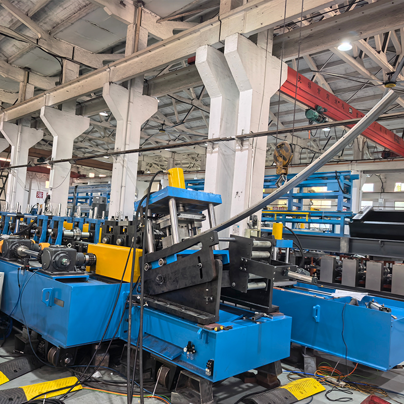 Máquina formadora de rollos de vigas anticolisión