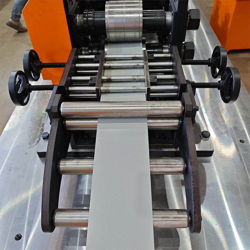 Máquina formadora de rollos de quilla de acero ligero triangular