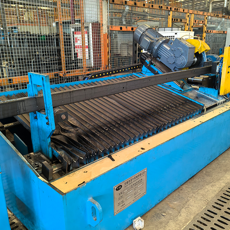 Máquina formadora de rollos de vigas rectas de acero