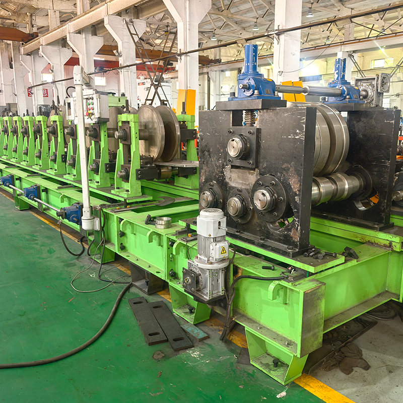 Máquina formadora de rollos de guardabarros