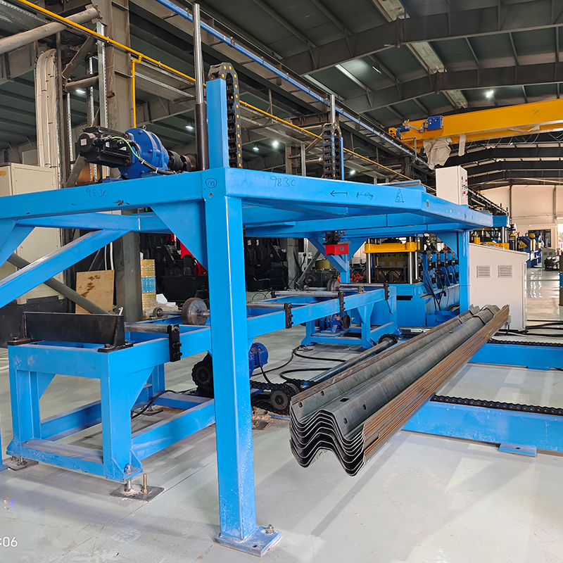 Máquina formadora de rollos de barandilla de viga W‑