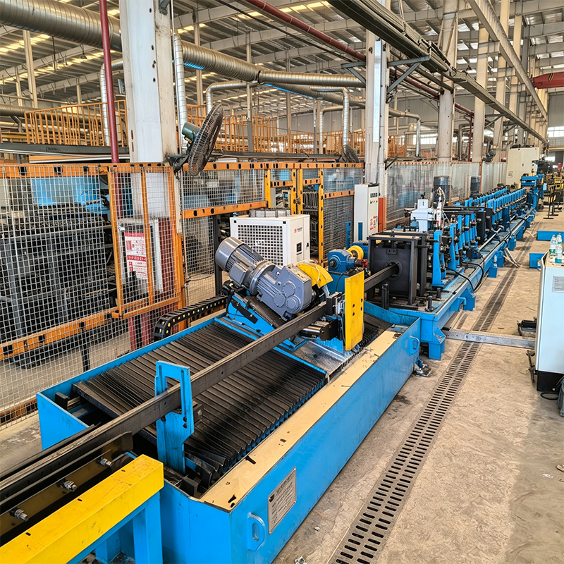 Máquina formadora de rollos de vigas rectas de acero