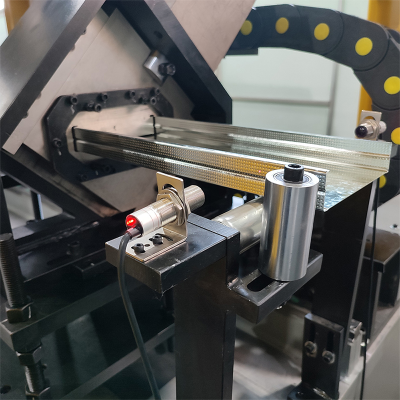 Máquina formadora de rodillos de quilla de acero ligero de apertura y cierre CU