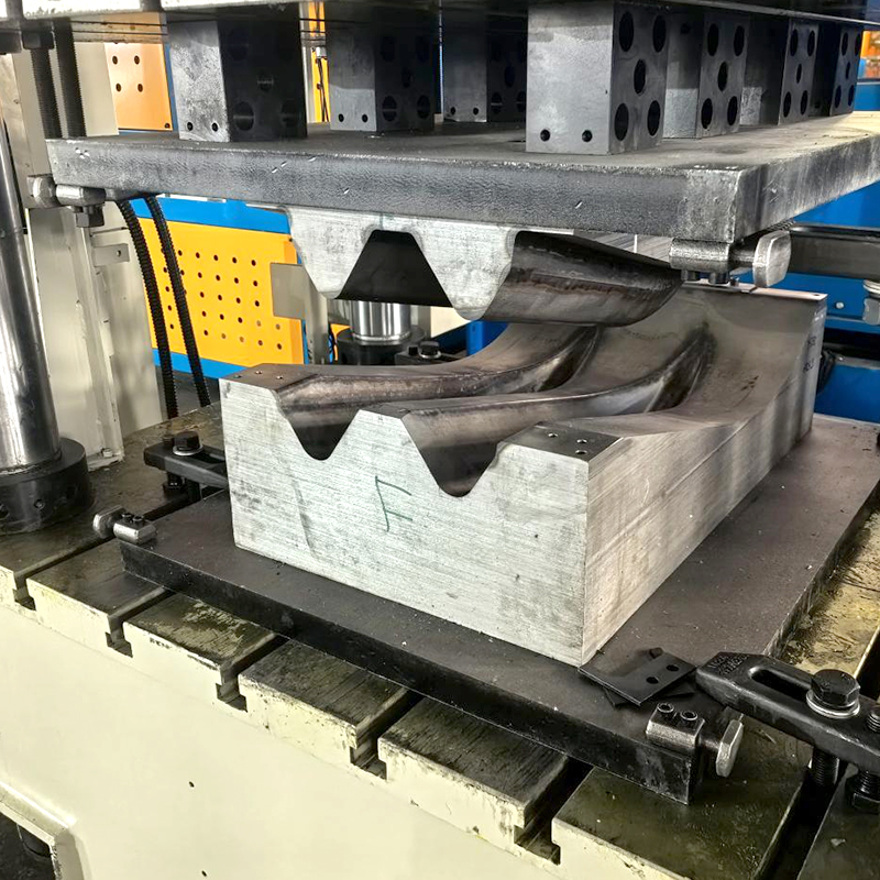 Máquina formadora de rollos de estampado curvo con barandilla