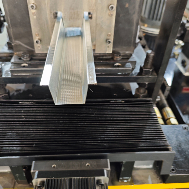 Máquina formadora de rollos de quilla de acero ligero en forma de sombrero