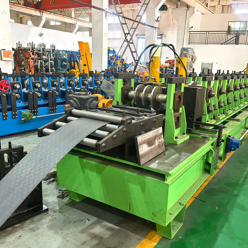 Máquina formadora de rollos de guardabarros