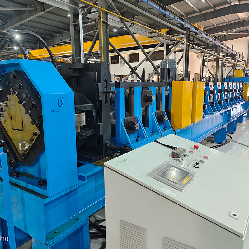 Máquina formadora de rollos de postes de barandilla