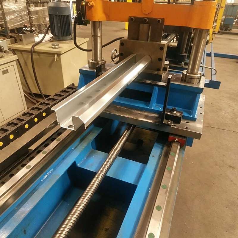 Máquina perfiladora de perfiles para automóviles